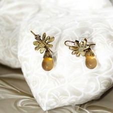 Orecchini  pendenti Fiore Dorato con goccia Ambra firmati Cecile & Jeanne Parigi