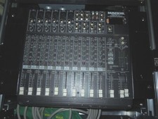 mixer mackie vlz 1402 con flight case