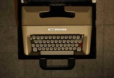 Macchina da scrivere OLIVETTI Lettera 35 con custodia in plastica  originale