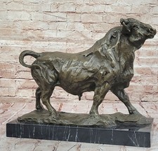 Scultura In Bronzo Di Un Toro