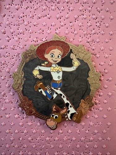 Disney jessie spilla - disney, rosa