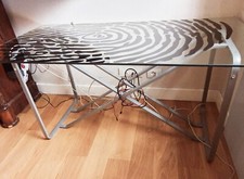 Vendo scrivania in vetro temprato serigrafato con base in acciaio.