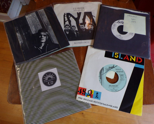Set 45s w picture - of,