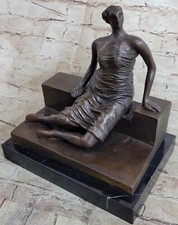 Statua donna su panchina di
