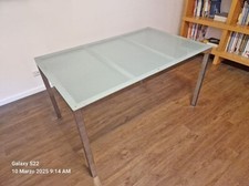 Tavolo in vetro satinato