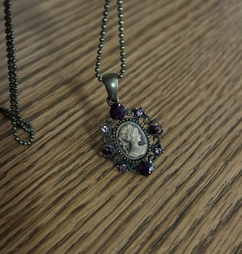 Ciondolo cammeo viola vintage