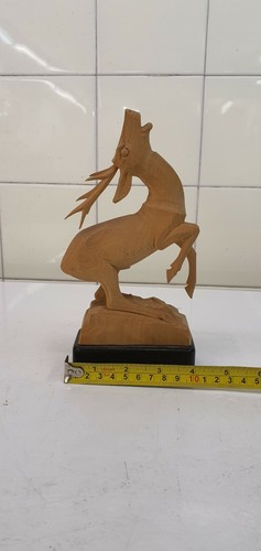 Cervo scolpitonin legno