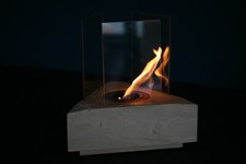 biocamino in madrepietra (pietra naturale pugliese), acciaio e vetro