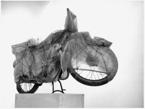 Christo motocicletta avvolta - christo:,