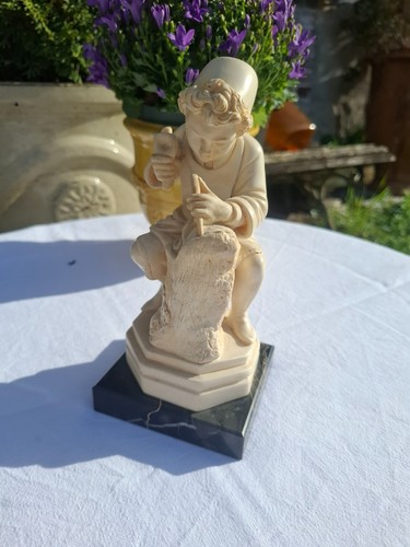Statuette signée g - signée,