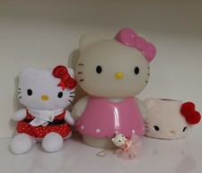 Set assortito Hello Kitty: Lampada multicolor/Porta cellulare/Ciondolo/Peluche.