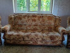 Set da salotto divano più 2 poltrone, più tavolino.