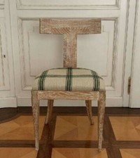 2 Sedie Art Decò in rovere decapè. Schienale intagliato seduta imbottita Rubelli