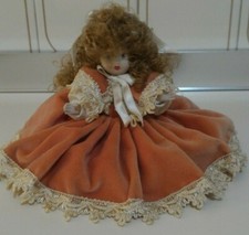 Bambola di Porcellana seduta