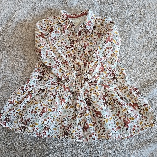Vestito grigio felice bambino