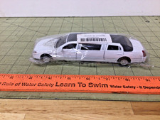 1:38 Kinsmart white 1999