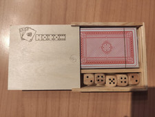 Carte e dadi nella box di legno