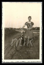 Foto, bella giovane cameriera