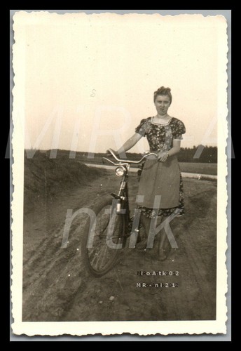 Foto bella giovane cameriera - foto,,