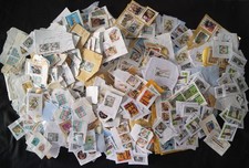 275 gr francobolli su frammento Italia con molti Alri Valori