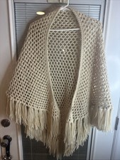 Elegante scialle all'uncinetto