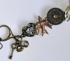 BRACCIALE MARCA FOSSIL CON PIÙ CHARMS UCCELLINO FIORE AMORE