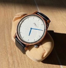 Orologio con cassa in legno e