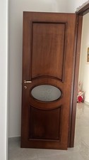 porta interna scrigno e porta interna battente con vetro ovale in legno usate