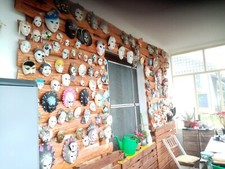 Maschere decorative multicolori di varie dimensioni 