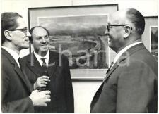 1966 MILANO Mostra personale Aldo MARI - Lino MONTAGNA discute con il pittore