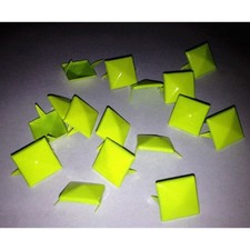 150pz Borchie piramide fluo
