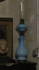 r335 Lampada antica lume a petrolio vetro opalescente celeste Italia fine 800