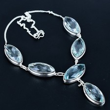 Collana con gioielli in