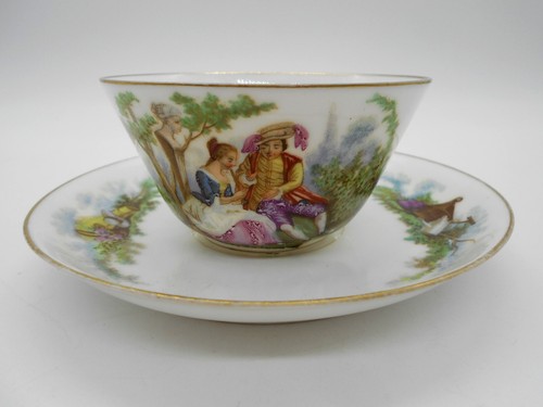 Tasse sous scene - &,