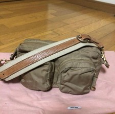 Borsa a tracolla Miu Miu Nylon Mini Beige Testure usata