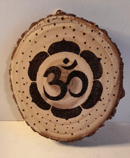 PIROGRAFIA FATTA A MANO SU  TRONCHETTO LEGNO - LOTO/OM  DIM. CM 10 X 11,5  X 1 