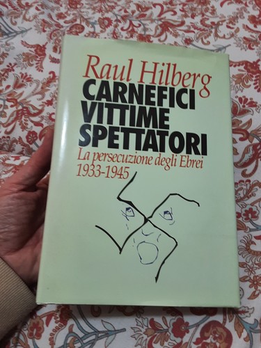 Carnefici vittime spettatori - carnefici,