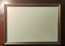 Cornici assortite di vari colori e dimensioni.