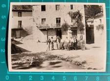 FOTO UOMINI IN PAESE STATUA 1930 - 40 C. ( F 39 )