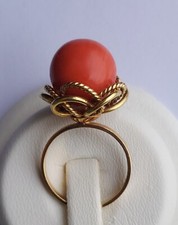 Elegante anello da donna in oro giallo 18kt, ornato da uno splendito corallo