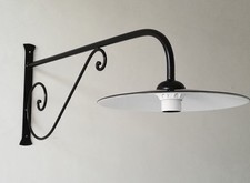 Lampada da parete esterno in ferro battuto con piatto smaltato lunghezza 55  cm