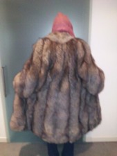 Bellissima, iconica pelliccia di volpe argentata indossata in poche occasioni. 