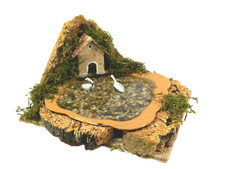 Lago Artigianale con Casa e Cigno Cm 12x13x8h - Scenografia Presepe Pastori