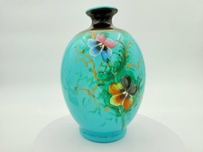 Vaso vittoriano francese in vetro opalino blu latte smaltato a mano floreale XIX secolo 18 cm