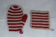Set presina e guanto realizzati all'uncinetto di colore rosso e beige