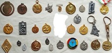 LOTO MEDAGLIE-SPILLE -PORTA CHIAVI  RELIGIOSE .SPORTIVE.PUBBLICITARIE  28 PEZZI
