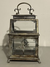 Vetrina vintage ornata in