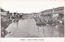 Roma, ITALIA - Porto di Ripa Grande - Barche con alberi