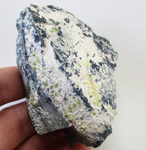 Topazolite xx calcite - +++, xx,