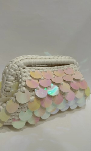 Clutch bianca con paillettes